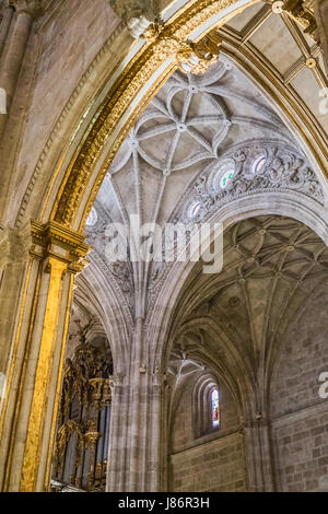 Almeria, Spanien - 19 Mai: Interieur in Kathedrale von Encarnacion, bischöflicher Sitz der Diözese von Almeria. Gebäude mit Standhaftigkeit Struktur, Stockfoto