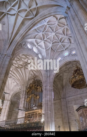 Almeria, Spanien - 19 Mai: Interieur in Kathedrale von Encarnacion, bischöflicher Sitz der Diözese von Almeria. Gebäude mit Standhaftigkeit Struktur, Stockfoto