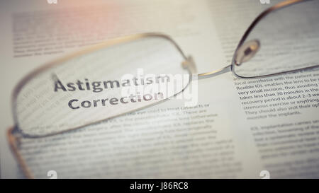 Astigmatismus Korrektur Artikeltitel durch Brillen Closeup hervorgehoben. Chirurgie-Konzept Vision 3d Illustration Stockfoto
