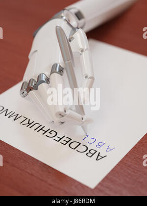 Roboter, Buchstaben auf Blatt Papier Closeup zu reproduzieren versucht. Künstliche Intelligenz und Machine Learning Konzept 3d Illustration Stockfoto