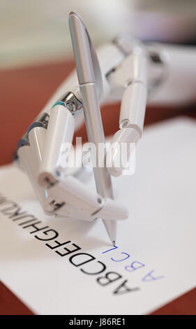 Roboter, Buchstaben auf Blatt Papier Closeup zu reproduzieren versucht. Neuronales Netz lernen Maschinenkonzept 3d Illustration Stockfoto