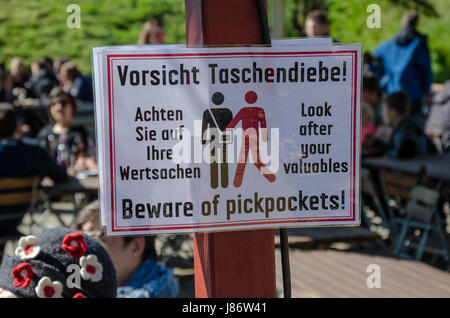 Berlin, Deutschlands Hauptstadt, kann nur vollständig geschätzt werden, wenn man auf einem Boot Reise geht oder Wanderungen entlang der Spree Stockfoto