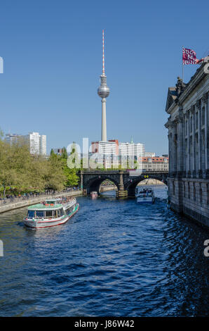 Berlin, Deutschlands Hauptstadt, kann nur vollständig geschätzt werden, wenn man auf einem Boot Reise geht, da fast ein Drittel der Berliner Gebiet besteht aus Seen, Flüssen Stockfoto