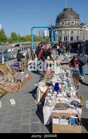 Antik und Buch-Markt befindet sich auf der Museumsinsel. Statt am Wochenende, lohnt es sich einen Stop während einer Sightseeingtour durch Mitte distr Stockfoto