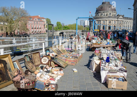 Antik und Buch-Markt befindet sich auf der Museumsinsel. Statt am Wochenende, lohnt es sich einen Stop während einer Sightseeingtour durch Mitte distr Stockfoto