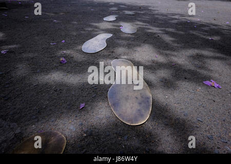 In den Boden eingebettete bronzene Fußstapfen zeichnen den letzten Spaziergang von Dr. Jose Rizal, dem philippinischen Nationalhelden, von seiner Gefängniszelle in Fort Santiago bis zum Ort seiner Hinrichtung in Bagumbayan (heute Luneta Park oder Rizal Park) am 30. Dezember 1896 Stockfoto