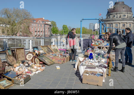 Antik und Buch-Markt befindet sich auf der Museumsinsel. Statt am Wochenende, lohnt es sich einen Stop während einer Sightseeingtour durch Mitte distr Stockfoto