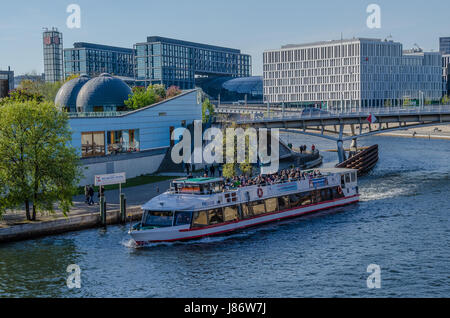 Berlin, Deutschlands Hauptstadt, kann nur vollständig geschätzt werden, wenn man auf einem Boot Reise geht, da fast ein Drittel der Berliner Gebiet besteht aus Seen, Flüssen Stockfoto