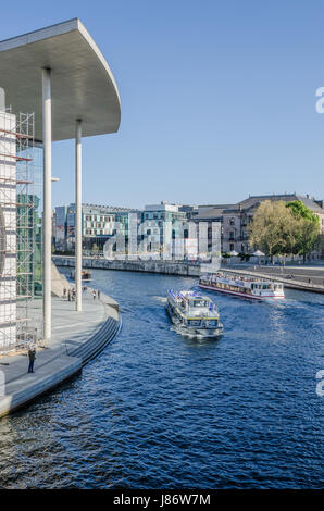 Berlin, Deutschlands Hauptstadt, kann nur vollständig geschätzt werden, wenn man auf einem Boot Reise geht, da fast ein Drittel der Berliner Gebiet besteht aus Seen, Flüssen Stockfoto