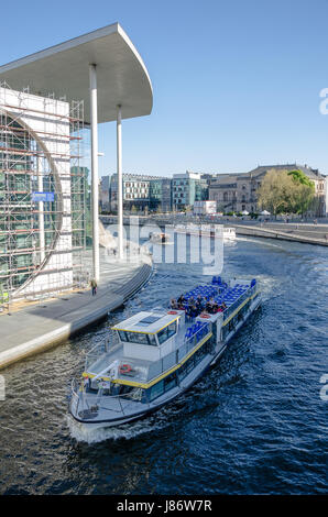 Berlin, Deutschlands Hauptstadt, kann nur vollständig geschätzt werden, wenn man auf einem Boot Reise geht, da fast ein Drittel der Berliner Gebiet besteht aus Seen, Flüssen Stockfoto