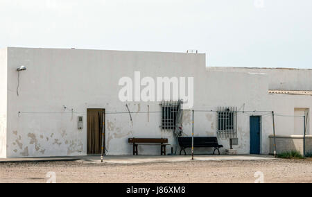 Almeria, Spanien - Mai 21: Häuser im Dorf Almadraba des Monteleva, in der Nähe der Ausbeutung von Salz in den natürlichen Park Cabo de Gata, Almeri Stockfoto