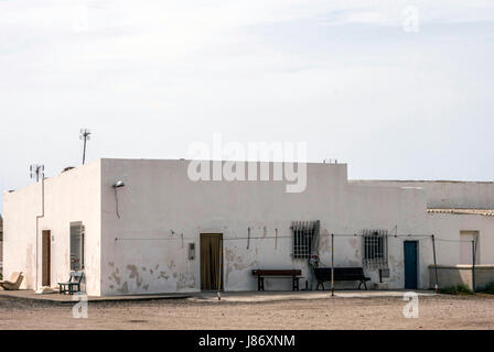 Almeria, Spanien - Mai 21: Häuser im Dorf Almadraba des Monteleva, in der Nähe der Ausbeutung von Salz in den natürlichen Park Cabo de Gata, Almeri Stockfoto