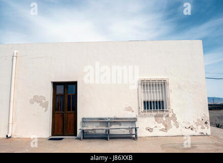 Almeria, Spanien - Mai 21: Häuser im Dorf Almadraba des Monteleva, in der Nähe der Ausbeutung von Salz in den natürlichen Park Cabo de Gata, Almeri Stockfoto
