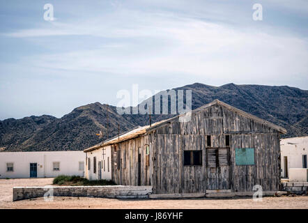 Almeria, Spanien - Mai 21: Häuser im Dorf Almadraba des Monteleva, in der Nähe der Ausbeutung von Salz in den natürlichen Park Cabo de Gata, Almeri Stockfoto