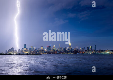 Blitzschlag Midtown New York Wolkenkratzer in der Nacht. Stürmischer Himmel über Manhattan vom Hudson River Stockfoto