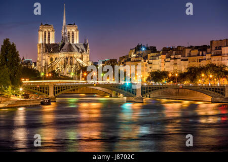 Kathedrale Notre Dame de Paris, Seineufer und Sully Bridge in der Dämmerung. Sommerabend auf der Ile Saint Louis, 4. Arrondissement in Paris. Frankreich Stockfoto