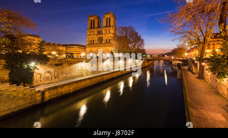Notre Dame de Paris Kathedrale auf Île De La Cité in der Morgendämmerung mit dem Fluss Seine. Tagesanbruch im 4. Arrondissement, Paris, Frankreich Stockfoto