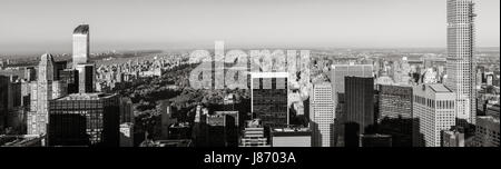 & Schwarz-weiß Panorama Luftaufnahme des Central Parks mit Midtown Wolkenkratzer, Upper West und Upper East Side Gebäude. Manhattan, New York City Stockfoto