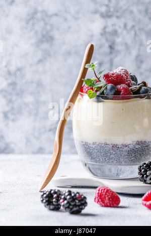 Chia Pudding mit Reisbrei Stockfoto