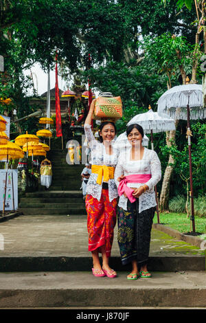 UBUD, Indonesien - 2. März: Junge Frau mit ihrer Mutter in traditioneller Kleidung während der Feier vor Nyepi (balinesische Tag der Stille) am 2. März Stockfoto