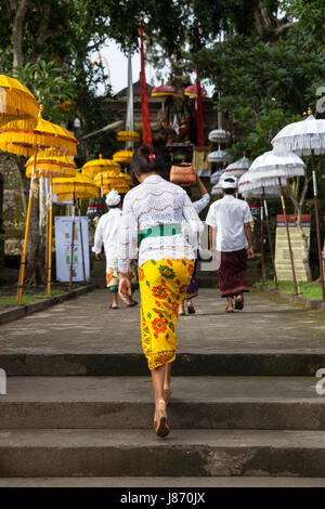 UBUD, Indonesien - 2. März: Frau geht die Treppe hinauf während der Feier vor Nyepi (balinesische Tag der Stille) auf 2. März 2016 in Ubud, Indonesien Stockfoto