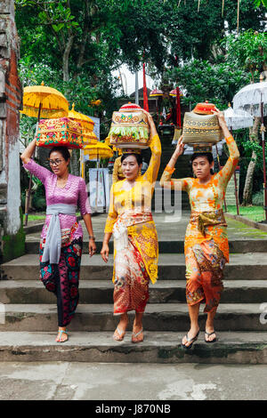 UBUD, Indonesien - 2. März: Frauen Wanderungen hinunter die Treppe während der Feier vor Nyepi (balinesische Tag der Stille) auf 2. März 2016 in Ubud, Indones Stockfoto