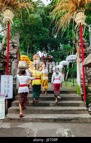 UBUD, Indonesien - 2. März: Frauen geht die Treppe hoch, während der Feier vor Nyepi (balinesische Tag der Stille) auf 2. März 2016 in Ubud, Indonesien Stockfoto