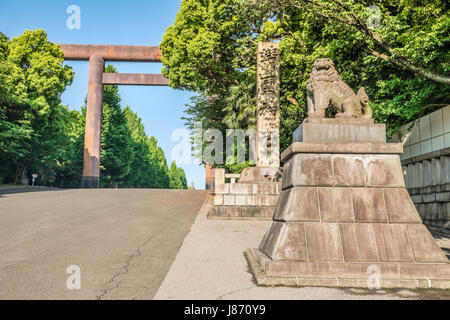 Daiichi Torii Shinto Gate und Stone Lion am Eingang der Kaiserliche Schrein von Yasukuni, informell bekannt als Yasukuni-Schrein, Tokio, Japan Stockfoto