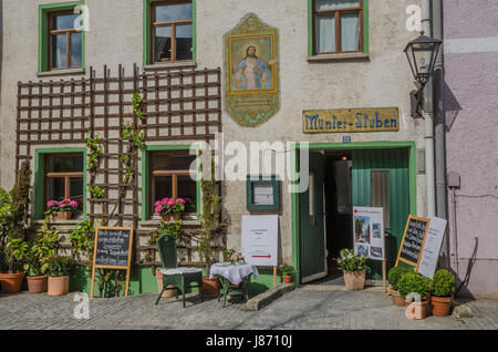 Die malerische Kallmünz ist bekannt für seine vielen Künstlern, die hier lebten und arbeiteten. Zum Beispiel die berühmte Malerin Gabriele Münter und Wassily Kandinsky Stockfoto