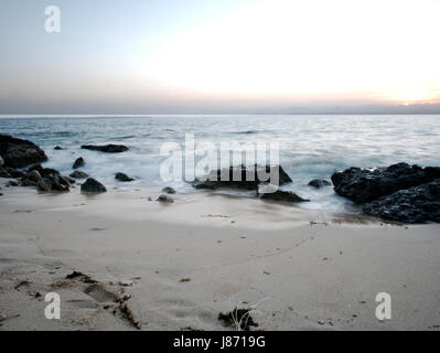 Ein schöner Strand mit Nebel Wasser Stockfoto