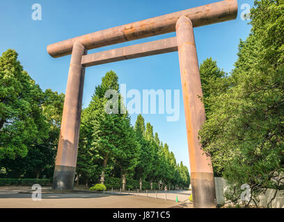 Daiichi Torii Shinto Tor und Steinsäule am Eingang der Kaiserliche Schrein von Yasukuni, informell bekannt als Yasukuni-Schrein, Tokio, Japan Stockfoto