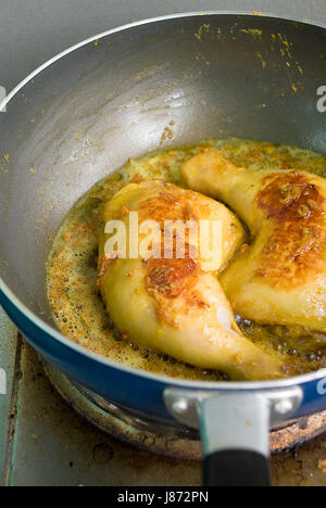 Fried Chicken in blauen Pfanne Stockfoto