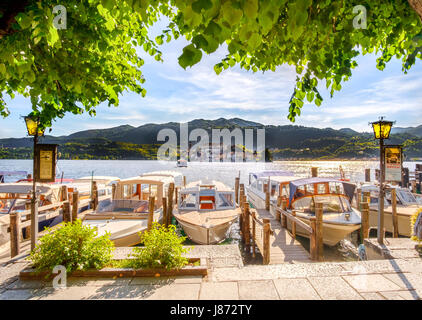 Orta San Giulio, Italien, geparkt 21. Mai 2017 - Boote am Orta See Wasser Stockfoto