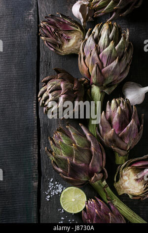 Ungekocht lila Artischocken Stockfoto