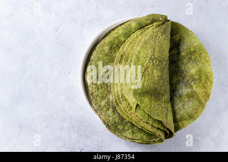 Grüne Spinat tortilla Stockfoto