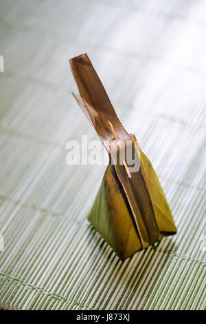 Kanom Sai Sai (Mehl mit Kokos Füllung eingewickelt in Bananenblatt gedämpft) Thai traditionelle Dessert Stockfoto