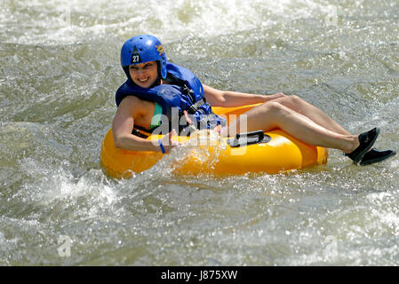 Eine Familie Röhren unten einen Fluss in La Fortuna, Costa Rica. Stockfoto