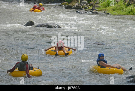 Eine Familie Röhren unten einen Fluss in La Fortuna, Costa Rica. Stockfoto