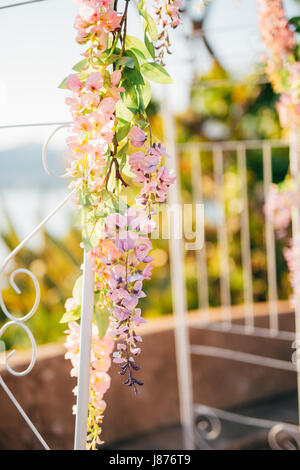 Geschmiedete Hochzeit Bogen. Hochzeit am Meer bei Sonnenuntergang, Montenegro, Przno Stadt Stockfoto