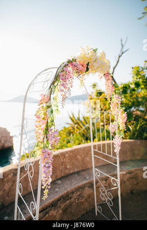 Geschmiedete Hochzeit Bogen. Hochzeit am Meer bei Sonnenuntergang, Montenegro, Przno Stadt Stockfoto