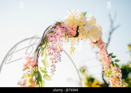 Geschmiedete Hochzeit Bogen. Hochzeit am Meer bei Sonnenuntergang, Montenegro, Przno Stadt Stockfoto