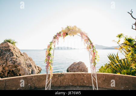 Geschmiedete Hochzeit Bogen. Hochzeit am Meer bei Sonnenuntergang, Montenegro, Przno Stadt Stockfoto