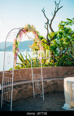 Geschmiedete Hochzeit Bogen. Hochzeit am Meer bei Sonnenuntergang, Montenegro, Przno Stadt Stockfoto