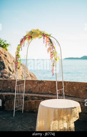 Geschmiedete Hochzeit Bogen. Hochzeit am Meer bei Sonnenuntergang, Montenegro, Przno Stadt Stockfoto