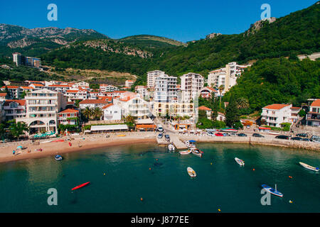 Siedlung Rafailovici, Budva Riviera, Montenegro. Die Küste der Stadt an der Adria. Luftaufnahmen. Boote am Meer, Hotels, Villen und apa Stockfoto