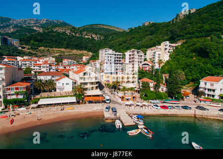 Siedlung Rafailovici, Budva Riviera, Montenegro. Die Küste der Stadt an der Adria. Luftaufnahmen. Boote am Meer, Hotels, Villen und apa Stockfoto