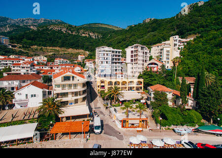 Siedlung Rafailovici, Budva Riviera, Montenegro. Die Küste der Stadt an der Adria. Luftaufnahmen. Boote am Meer, Hotels, Villen und apa Stockfoto