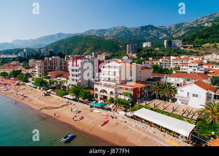 Siedlung Rafailovici, Budva Riviera, Montenegro. Die Küste der Stadt an der Adria. Luftaufnahmen. Boote am Meer, Hotels, Villen und apa Stockfoto