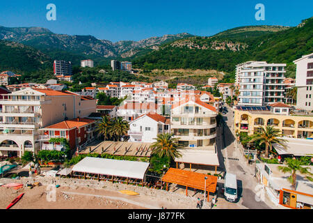 Siedlung Rafailovici, Budva Riviera, Montenegro. Die Küste der Stadt an der Adria. Luftaufnahmen. Boote am Meer, Hotels, Villen und apa Stockfoto