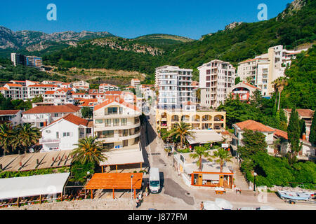 Siedlung Rafailovici, Budva Riviera, Montenegro. Die Küste der Stadt an der Adria. Luftaufnahmen. Boote am Meer, Hotels, Villen und apa Stockfoto